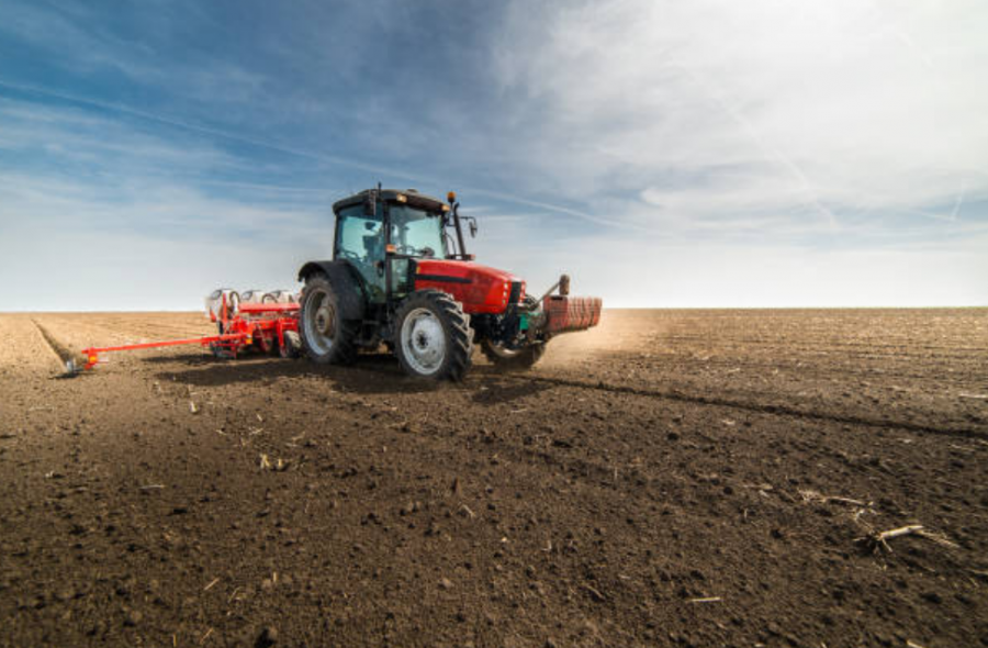 Tracteur travaillant le sol