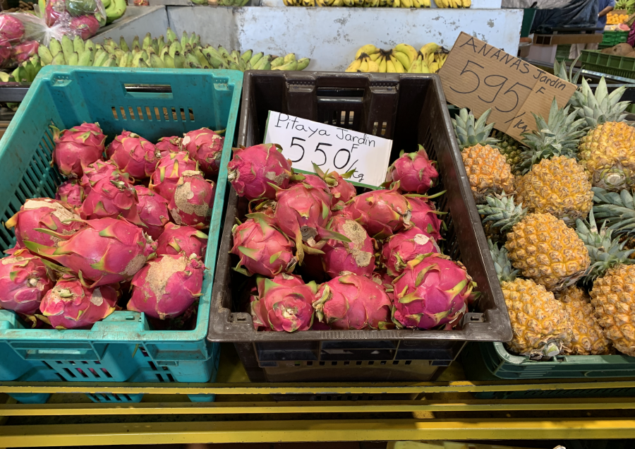 Pitayas en vente au marché de Nouméa