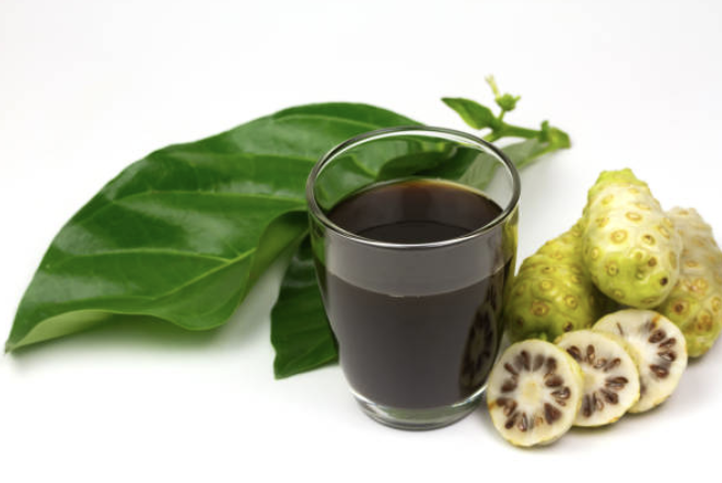 Fruits et jus (Noni) de Morinda citrifolia ©Ninetechno (istock)