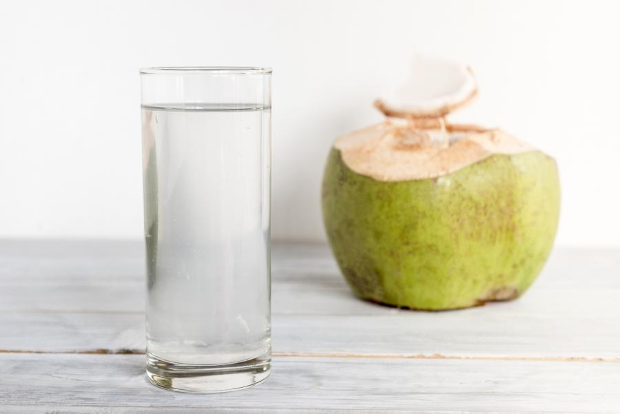 L'eau de coco fraîche est appréciée pour étancher la soif  ©IStock-P. Yospim
