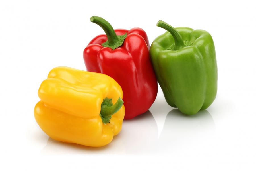 Poivron vert au statde immature, rouge et jaune à maturité © iStock