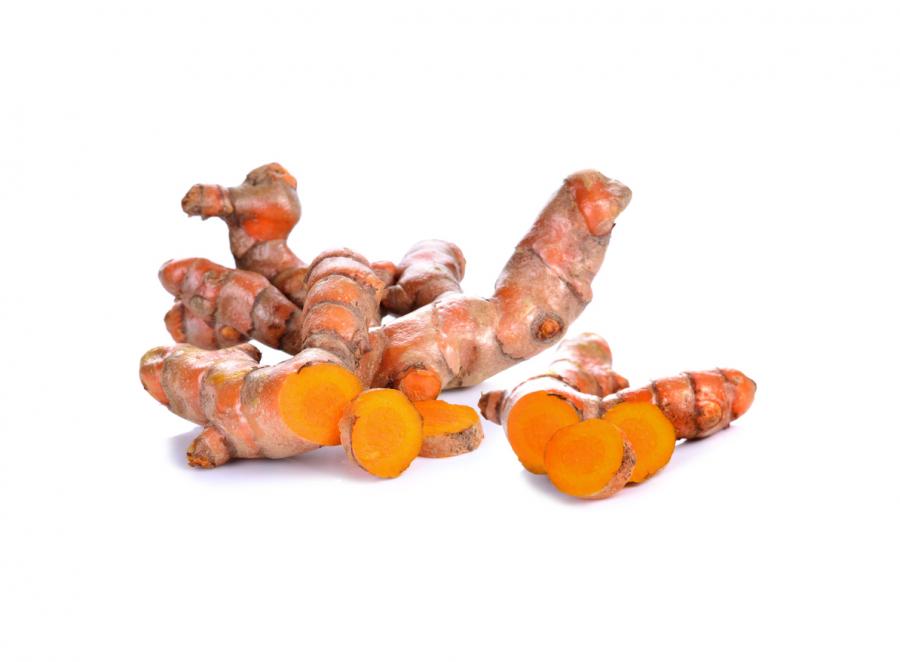 Les rhizomes de Curcuma longa ont une couleur jaune orangé caractéristique © I Stock / siwaporn999