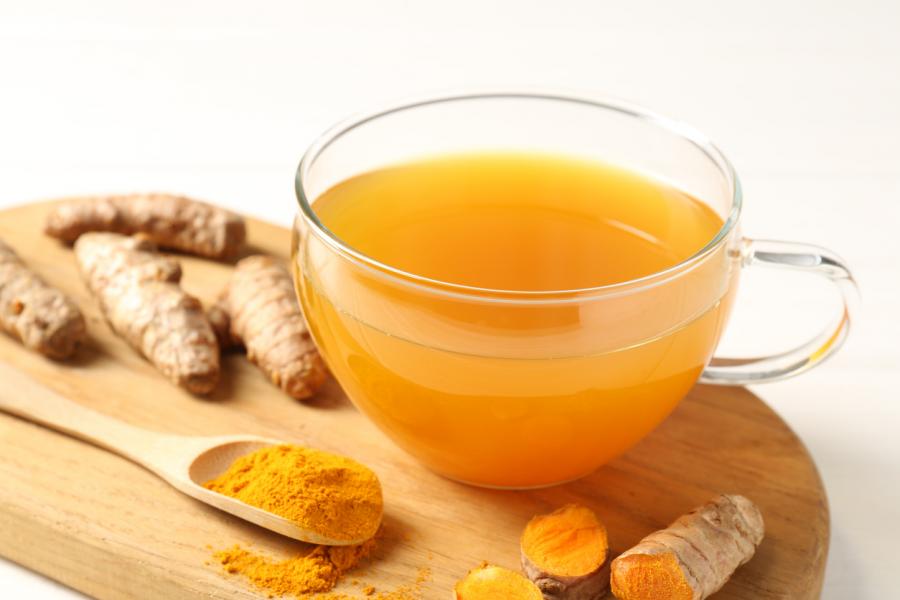 Le rhizome de curcuma est utilisé depuis des siècles pour ses propriétés médicinales © O. YastremskaI / Stock 